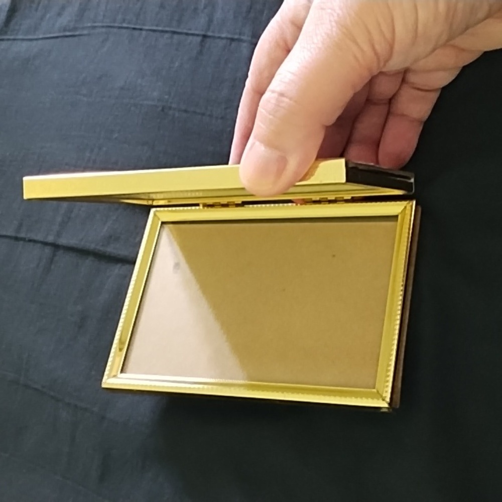 Vintage Ornate Double Picture Frame Gold Tone Hinged Metal Folding Approx 5x7.5 - Picture 4 of 7